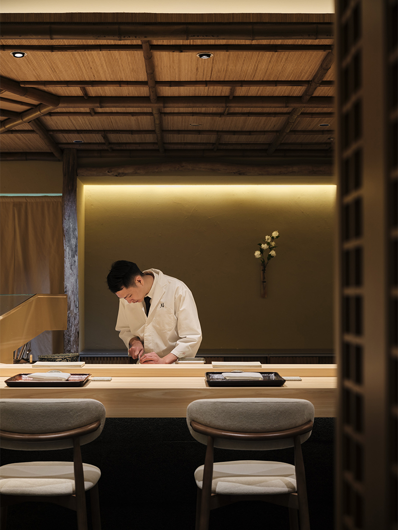 kisu tempura restaurant reconstructs kyoto's architectural language in hangzhou - 7