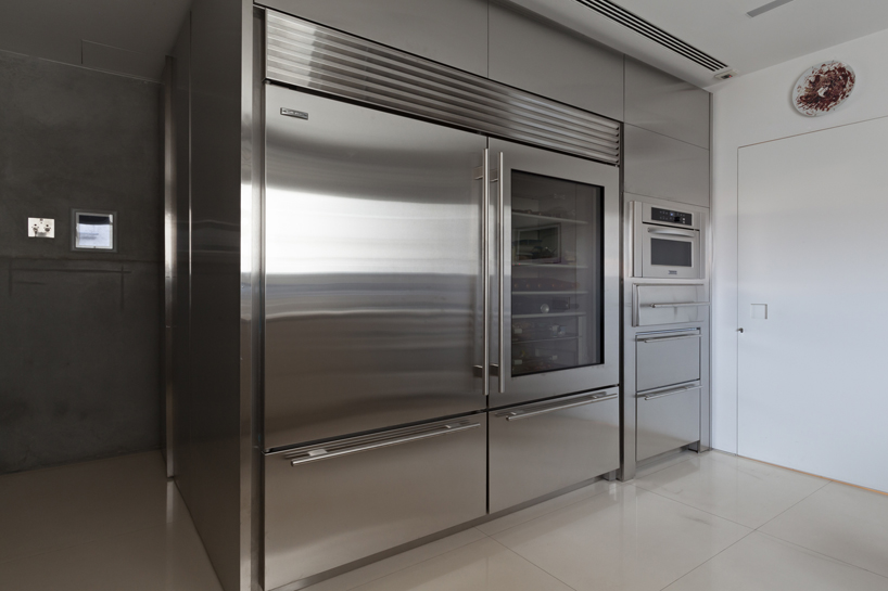 coletivo arquitetos pairs man-made & natural in contemporary apartment