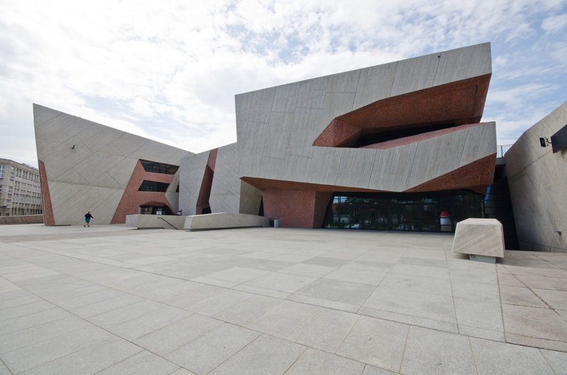 fernando menis completes highly flexible auditorium in poland