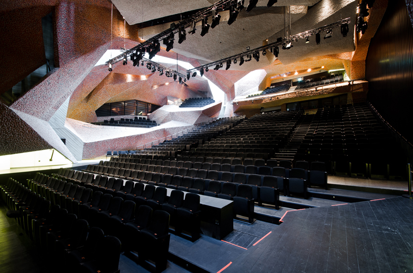 fernando menis completes highly flexible auditorium in poland