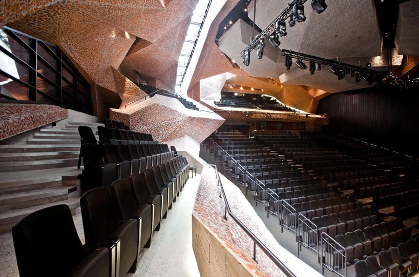 fernando menis completes highly flexible auditorium in poland