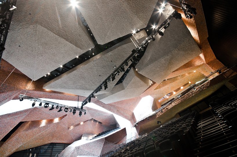 fernando menis completes highly flexible auditorium in poland