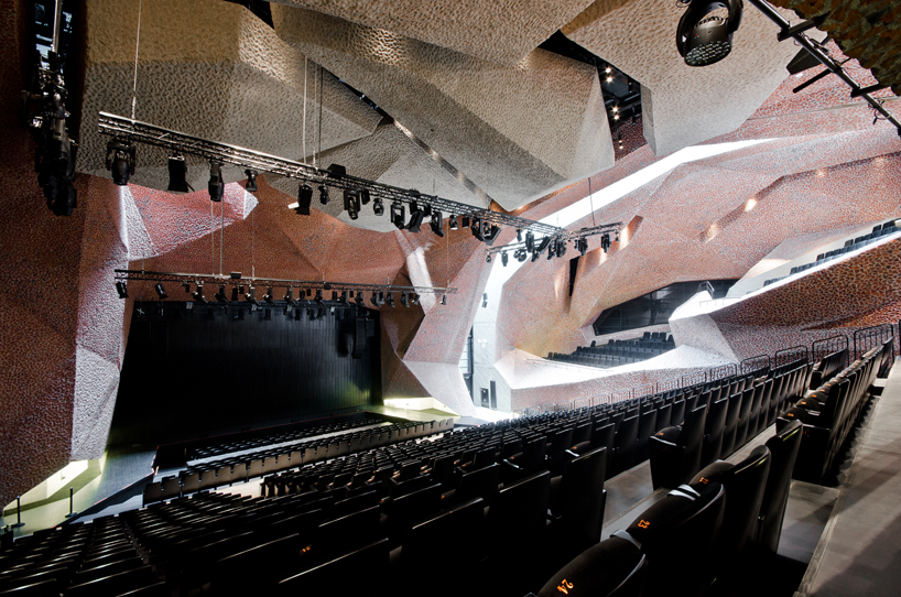 fernando menis completes highly flexible auditorium in poland