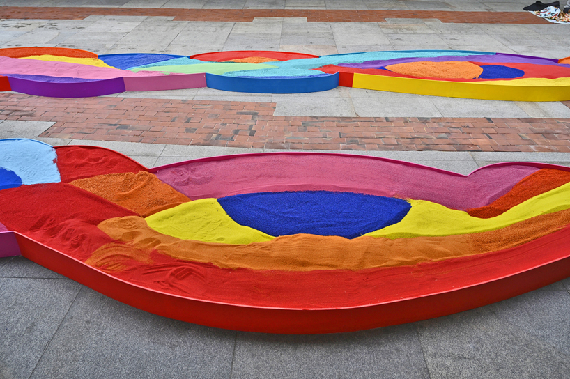 Una gran cantidad de agregado de color mezclado para formar una ruta de color en la instalación de arte público de Polonia