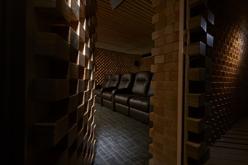 sfurna designs builds hammer anvil stirrup demo room with local indian materials