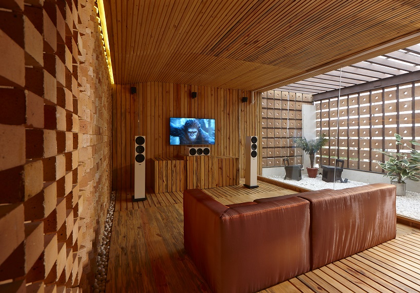 sfurna designs builds hammer anvil stirrup demo room with local indian materials