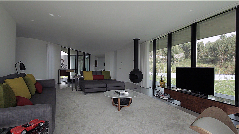 building pictures pays homage to stanley kubrick with its video tour of cabo de vila, portugal