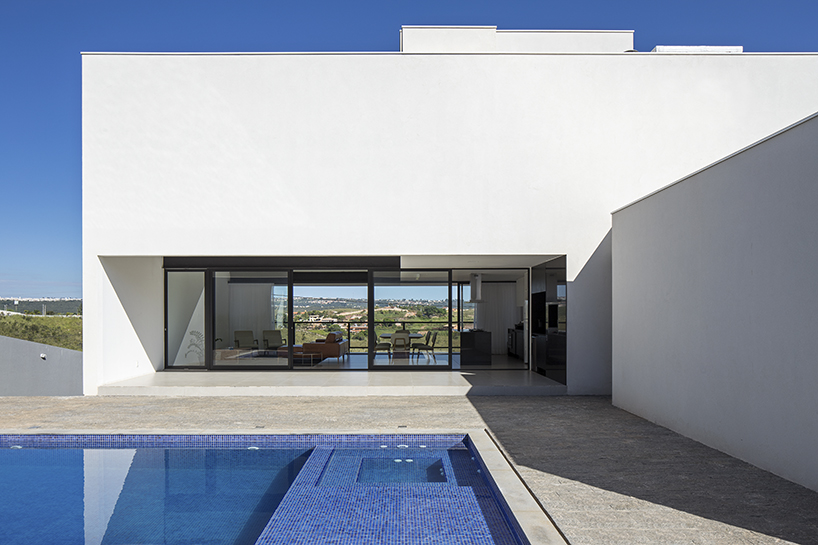 bloco arquitetos' aresta house in brazil works in accordance to the ...