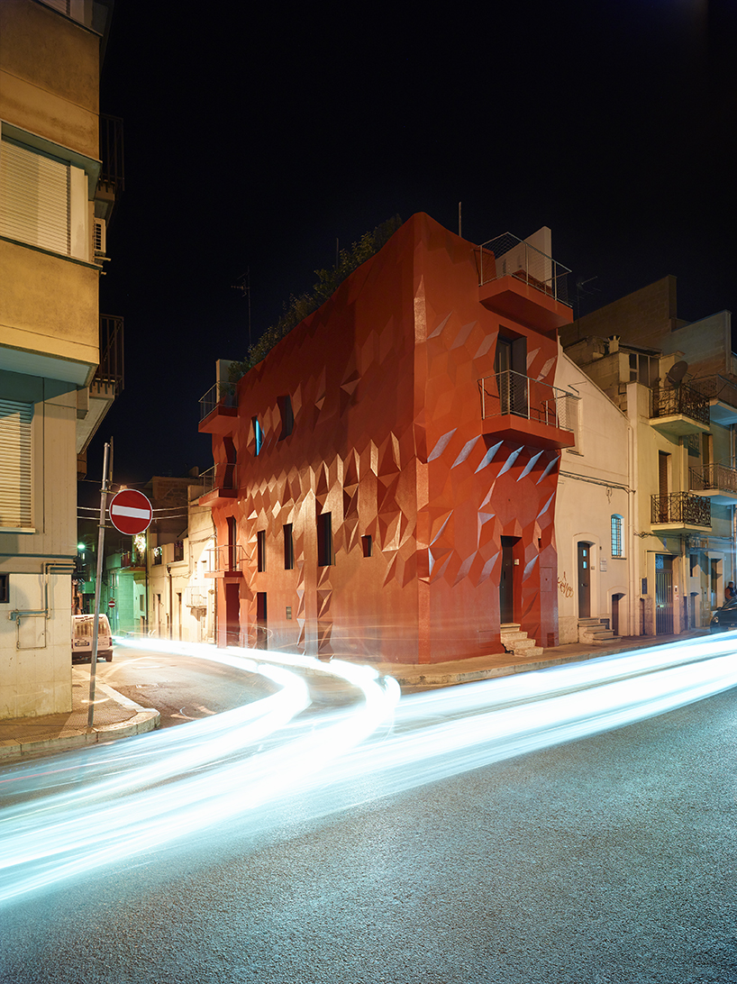 GG-loop adds façade and renovates interior of italian house