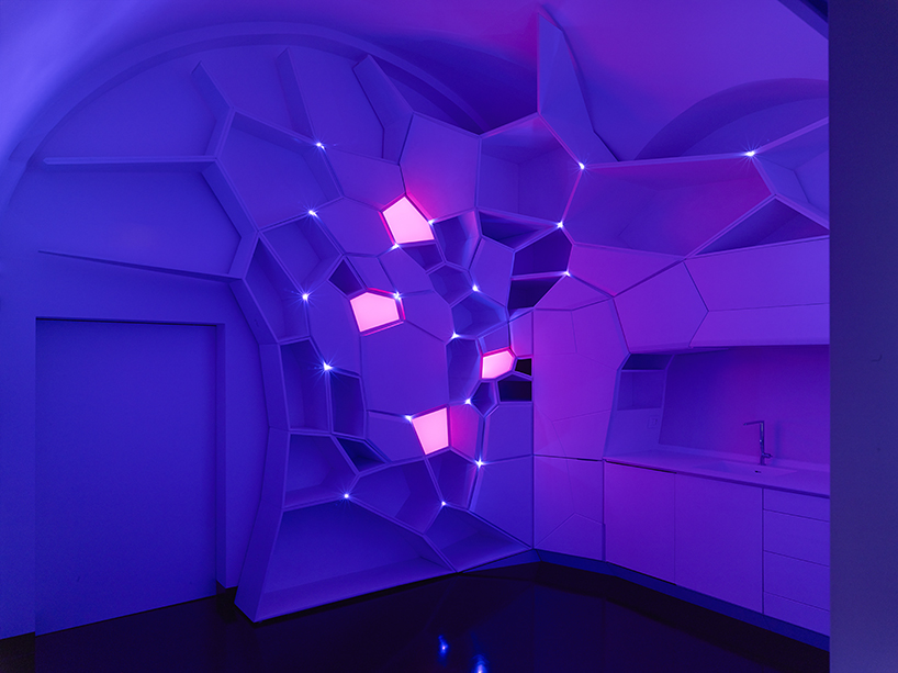 GG-loop adds façade and renovates interior of italian house