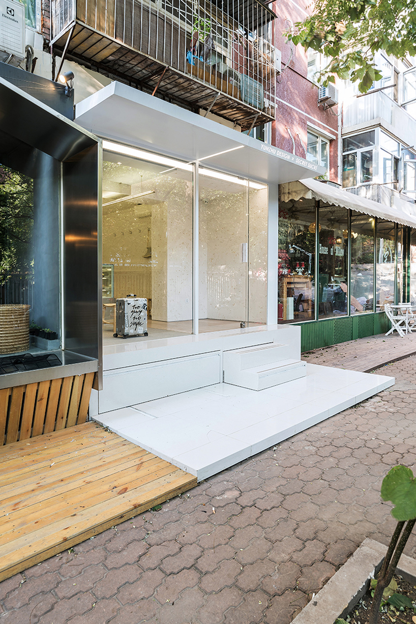 JANG company divides a beijing design studio into wood + steel