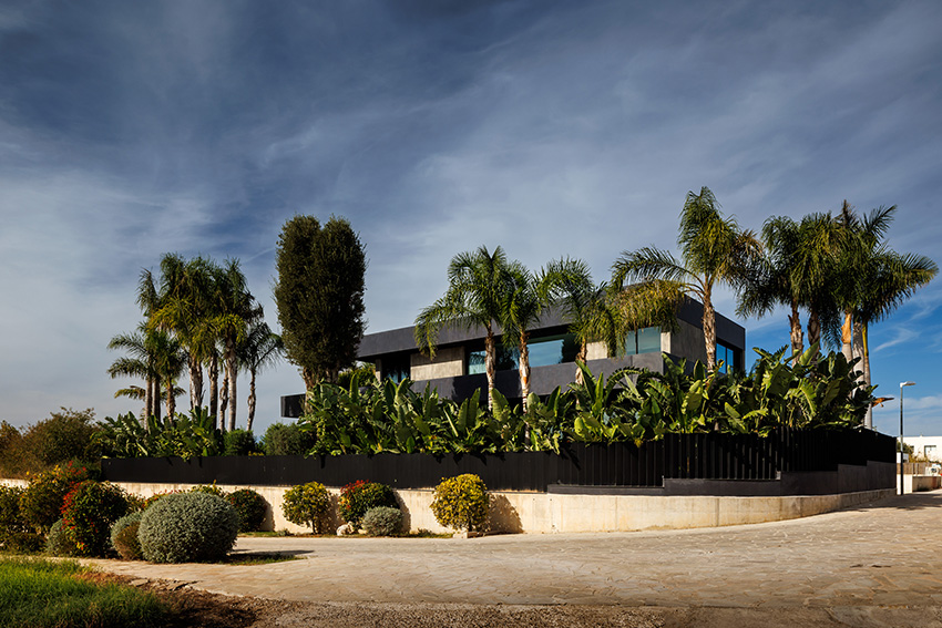 ascoz arquitectura engulfs residence 321 in exotic greenery for asian-inspired oasis in valencian hillside