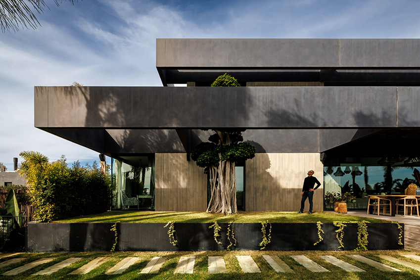 ascoz arquitectura engulfs residence 321 in exotic greenery for asian-inspired oasis in valencian hillside