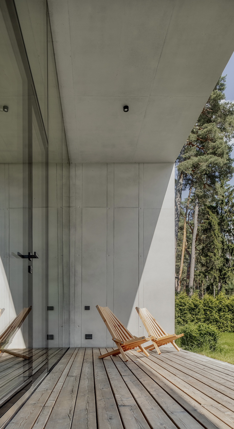 Latvijas betona rezidence izvērš divus atšķirīgus apjomus ar dinamisku konsoli