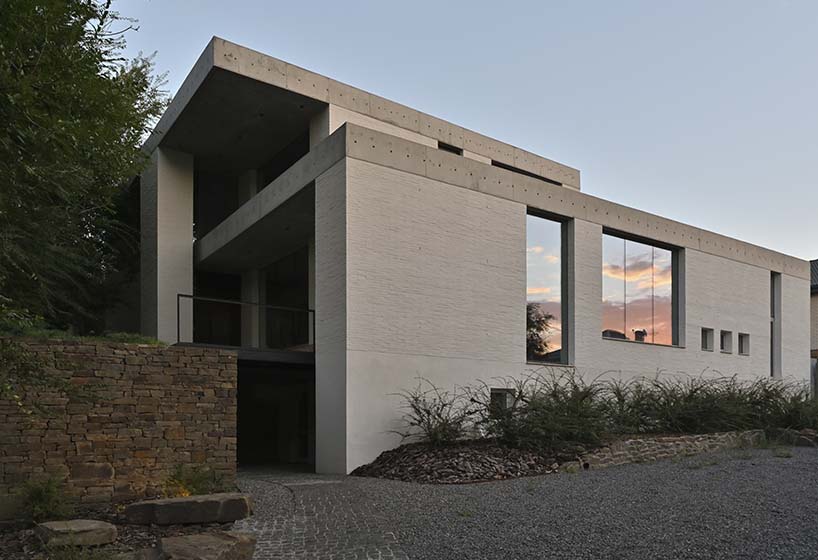 chado’s monolithic white concrete brick office stands near botanical garden in russia - 5