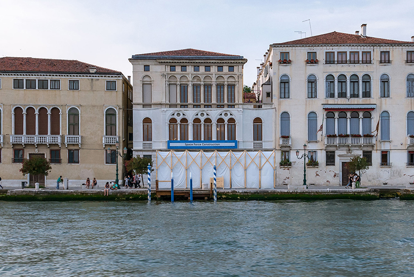 omri revesz designs a street cinema for the VAC foundation during the venice film festival