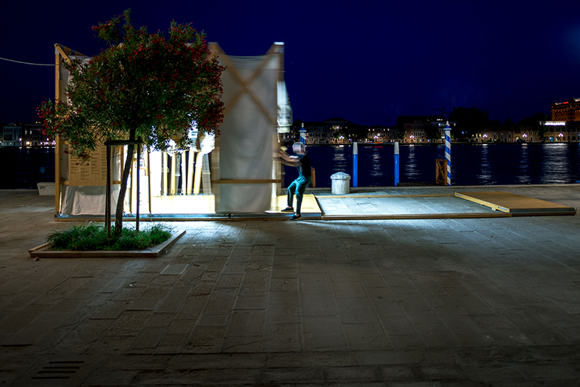 omri revesz designs a street cinema for the VAC foundation during the venice film festival