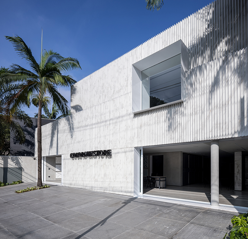 basiches arquitetos associados' store with marble-like porcelain