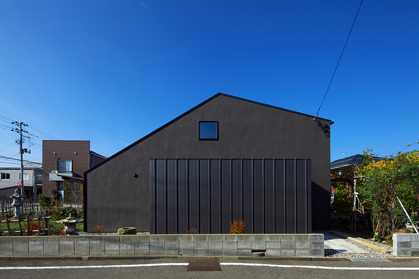 satoru hirota constructs a storm-resistant 'house of calm' in niigata, japan