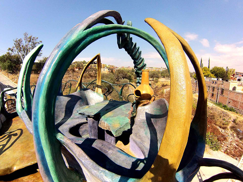 steven rude builds crazy and curvy houses for those who love fantasy in mexico