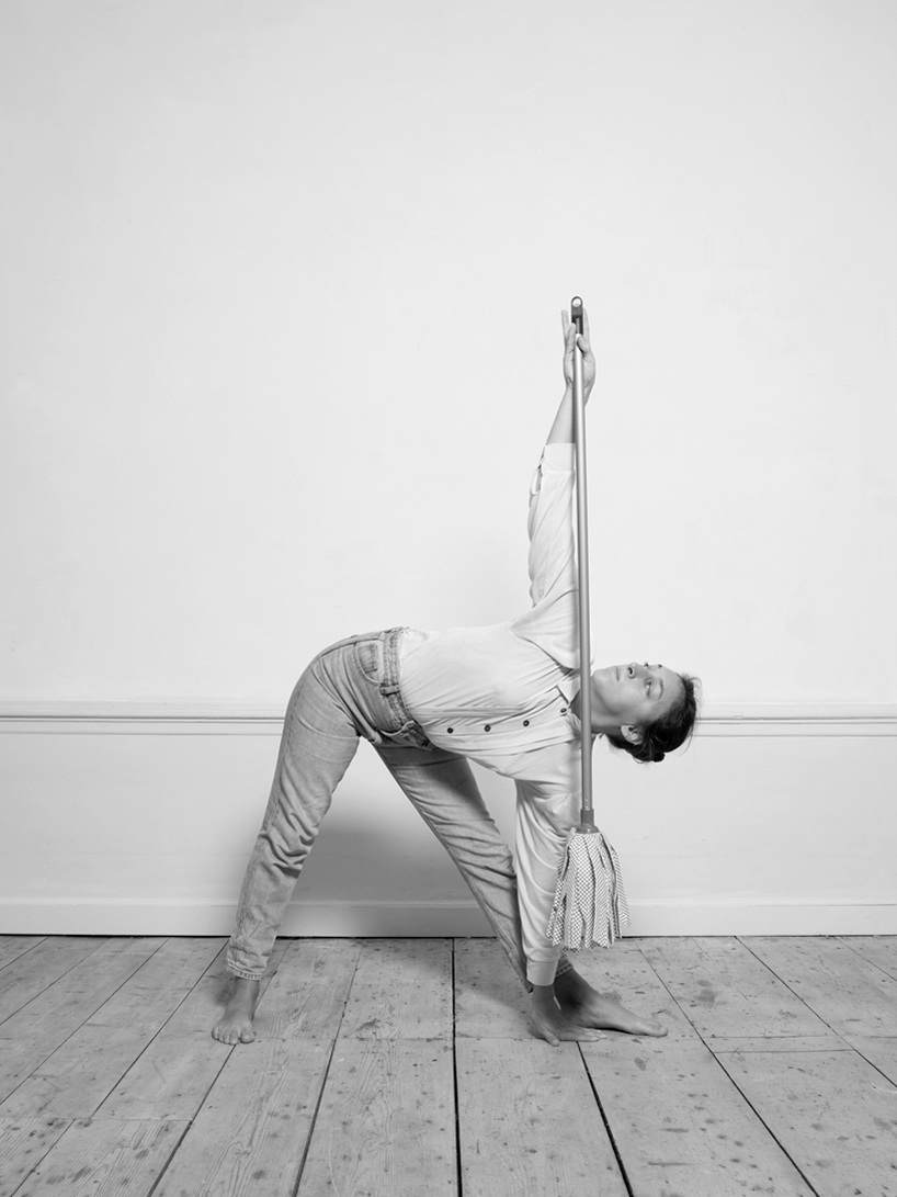 l'artista csilla klenyánszki riflette sul divario di genere nelle faccende domestiche attraverso un'ironica sequenza di yoga