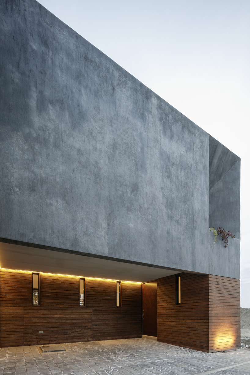 espacio 18 + cueto present a wood cladding house with spatial fluidity in mexico