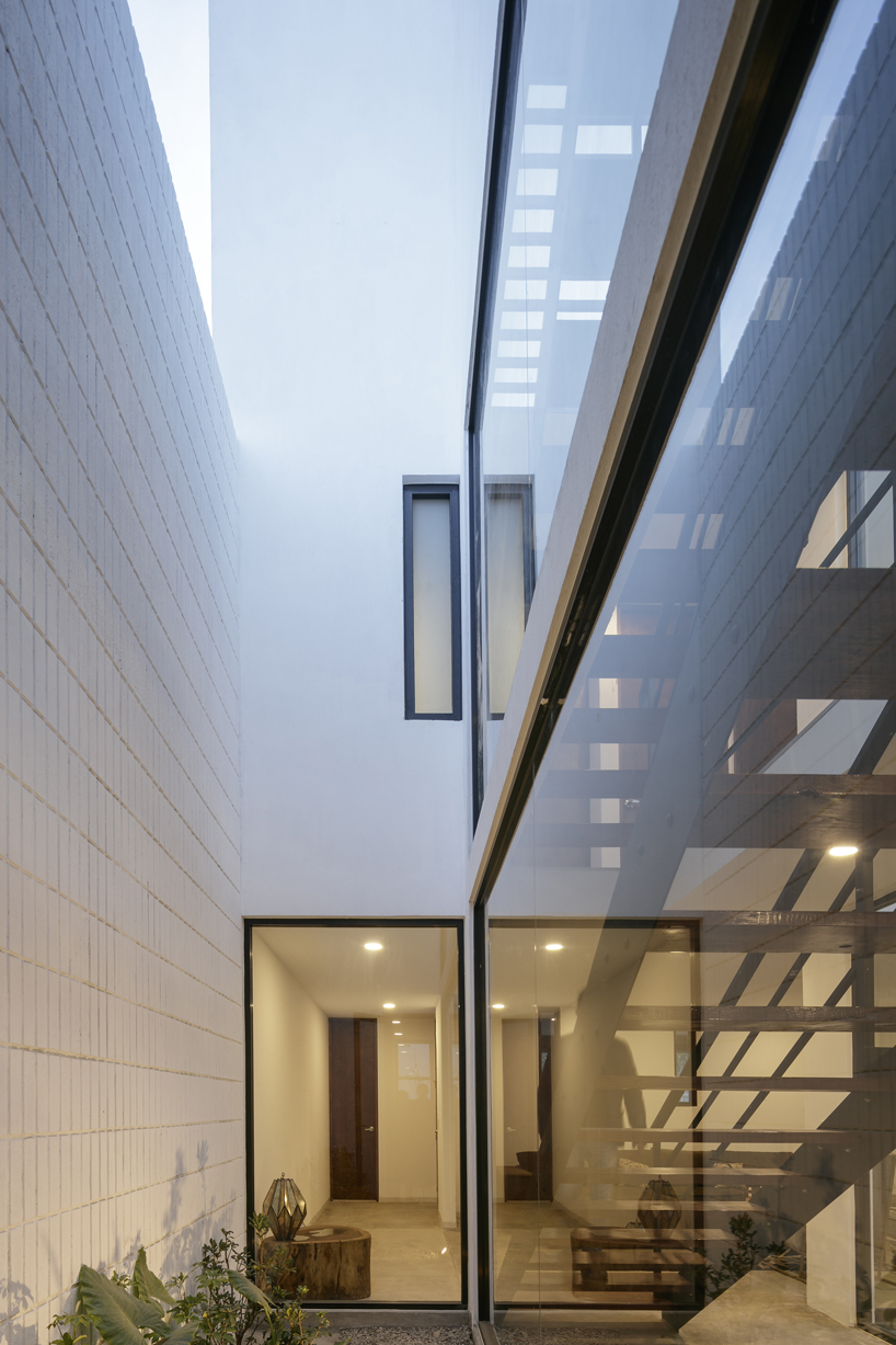 espacio 18 + cueto present a wood cladding house with spatial fluidity in mexico