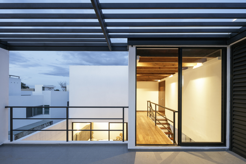 espacio 18 + cueto present a wood cladding house with spatial fluidity in mexico