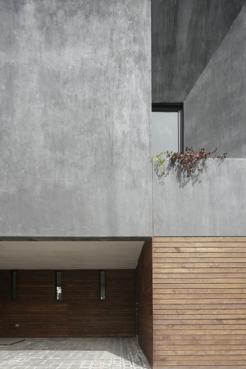 espacio 18 + cueto present a wood cladding house with spatial fluidity in mexico