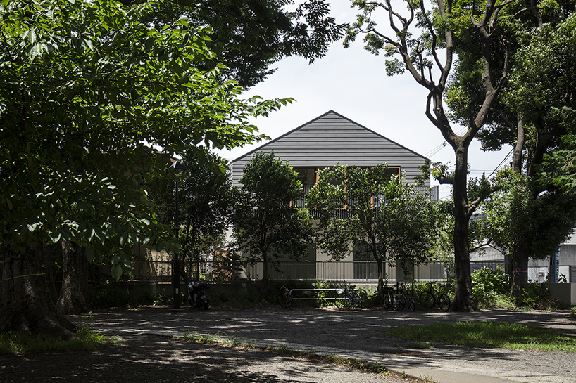 La abertura redonda da la bienvenida a la luz natural en Kias Gable Tokyo House