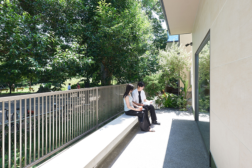 La abertura redonda da la bienvenida a la luz natural en Kias Gable Tokyo House