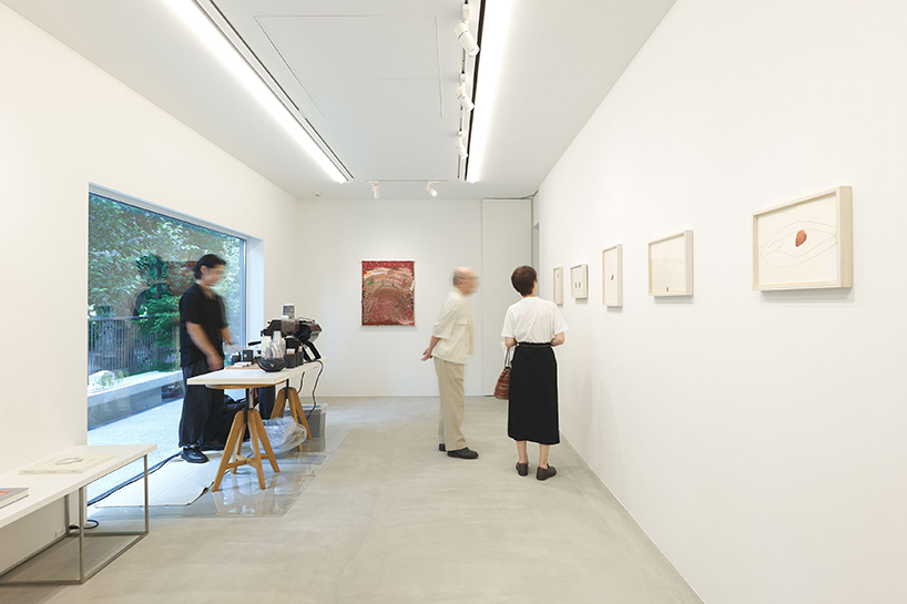 La abertura redonda da la bienvenida a la luz natural en Kias Gable Tokyo House