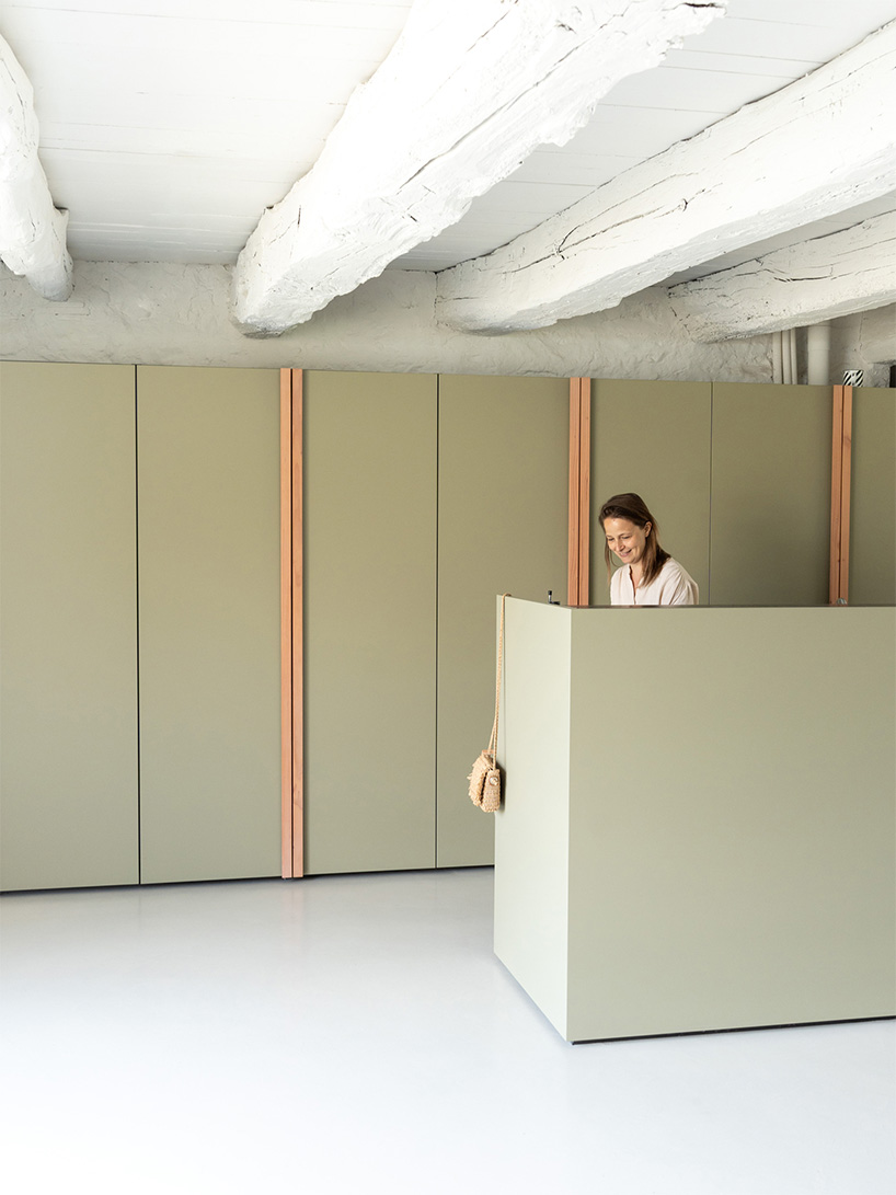 LVArchitectes y Erwan Bouroullec reviven un granero de ladrillo en un paisaje de Borgoña