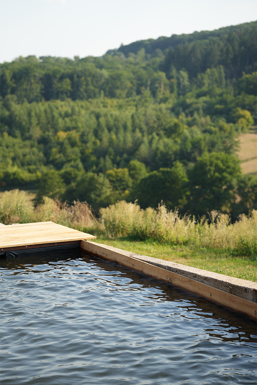 LVArchitectes y Erwan Bouroullec reviven un granero de ladrillo en un paisaje de Borgoña