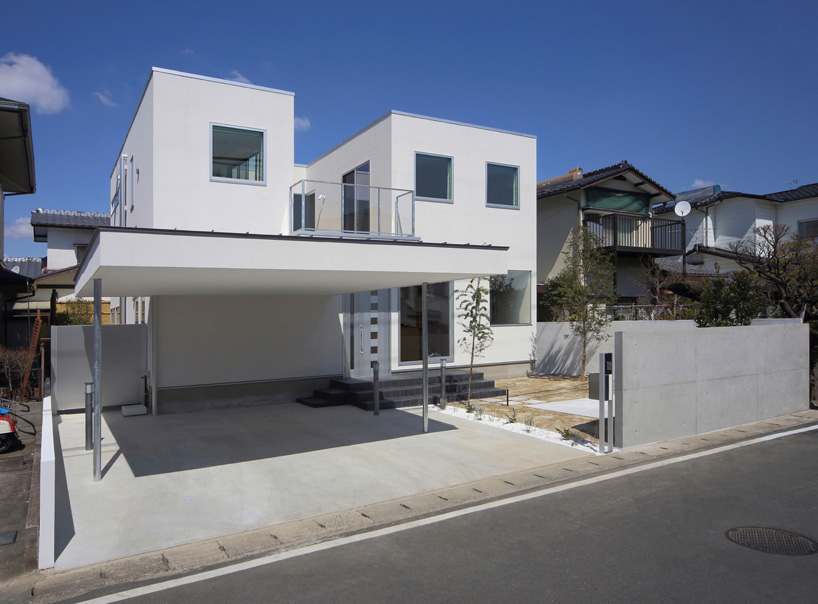 yoshitaka uchino & YDS architect's house K uses a second floor terrace to expel light below