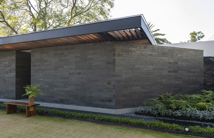 open horizontal pavilion decorates private tennis club by OW arquitectos in mexico