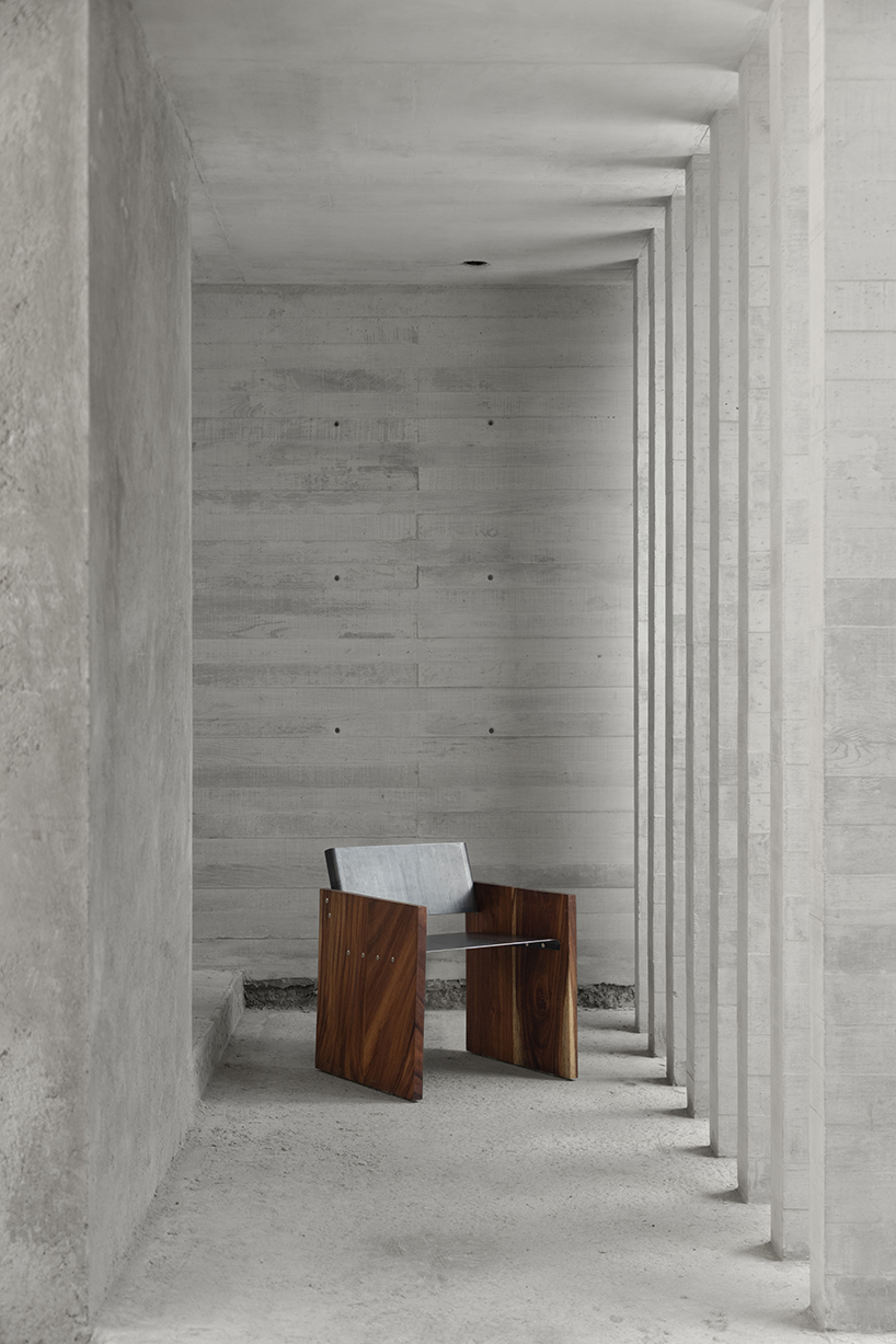 Fragmentos de muebles de madera, Banca Tres y Silla Cuatro, interactúan con espacio, materialidad y luz