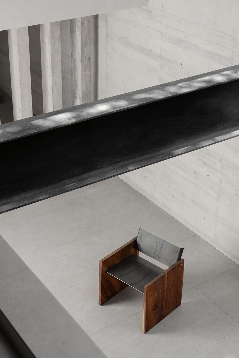 Fragmentos de muebles de madera, Banca Tres y Silla Cuatro, interactúan con espacio, materialidad y luz