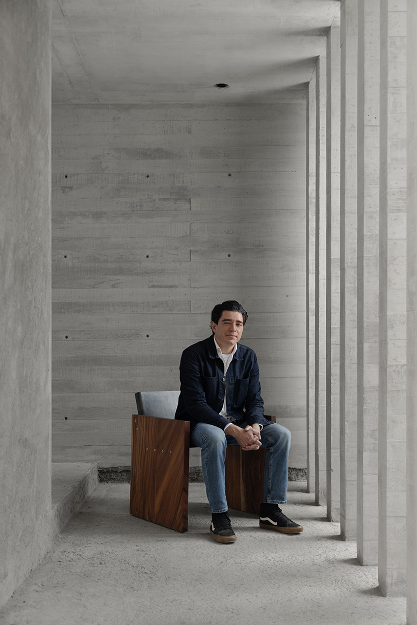 Fragmentos de muebles de madera, Banca Tres y Silla Cuatro, interactúan con espacio, materialidad y luz