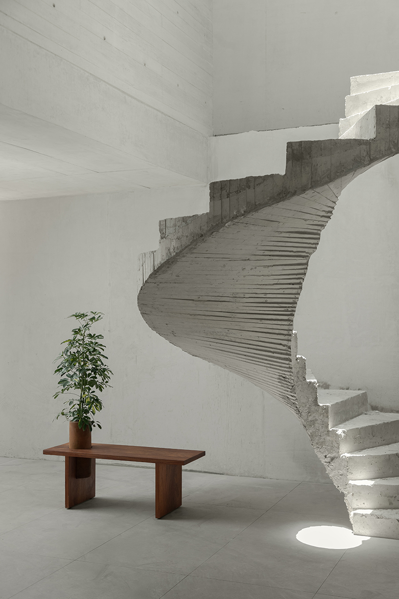 Fragmentos de muebles de madera, Banca Tres y Silla Cuatro, interactúan con espacio, materialidad y luz