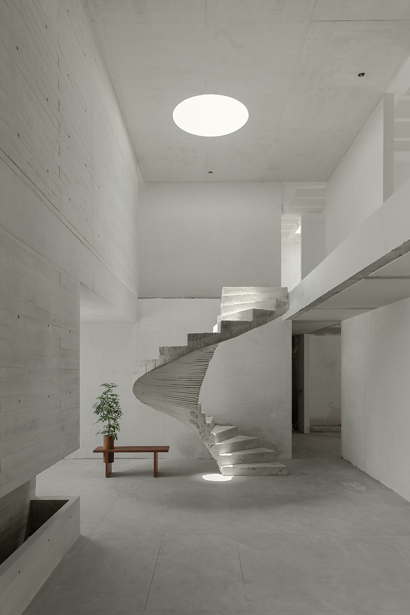 Fragmentos de muebles de madera, Banca Tres y Silla Cuatro, interactúan con espacio, materialidad y luz