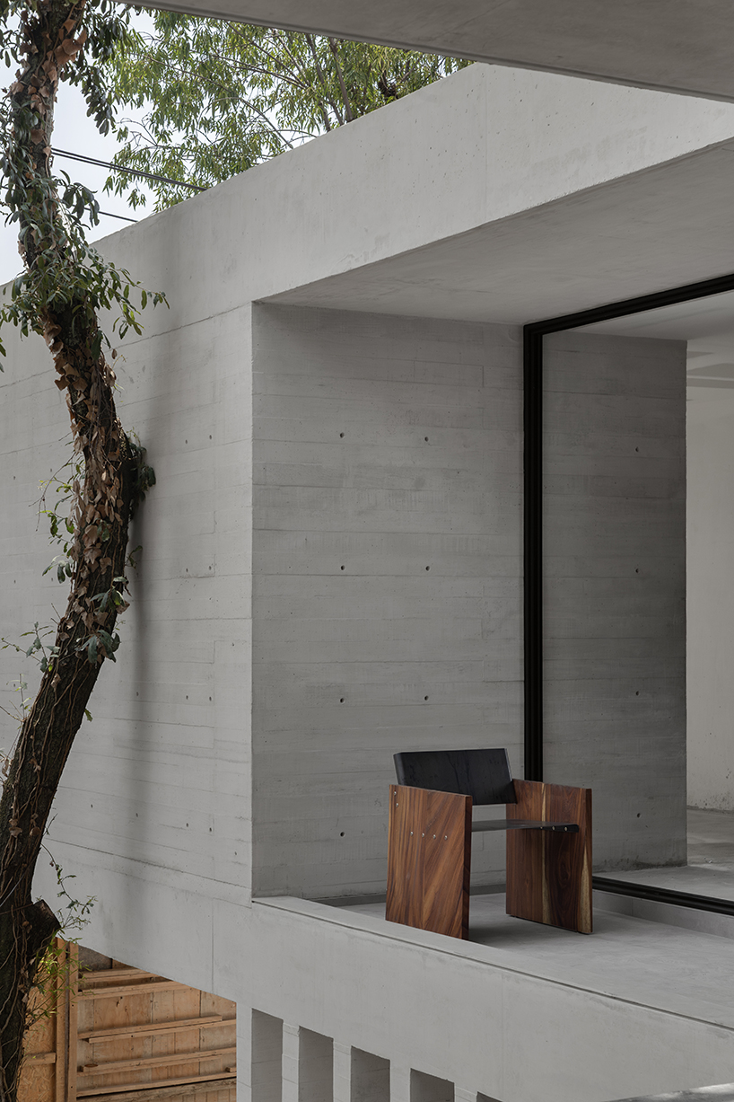 Fragmentos de muebles de madera, Banca Tres y Silla Cuatro, interactúan con espacio, materialidad y luz