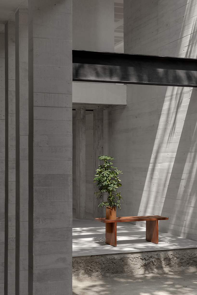 Fragmentos de muebles de madera, Banca Tres y Silla Cuatro, interactúan con espacio, materialidad y luz