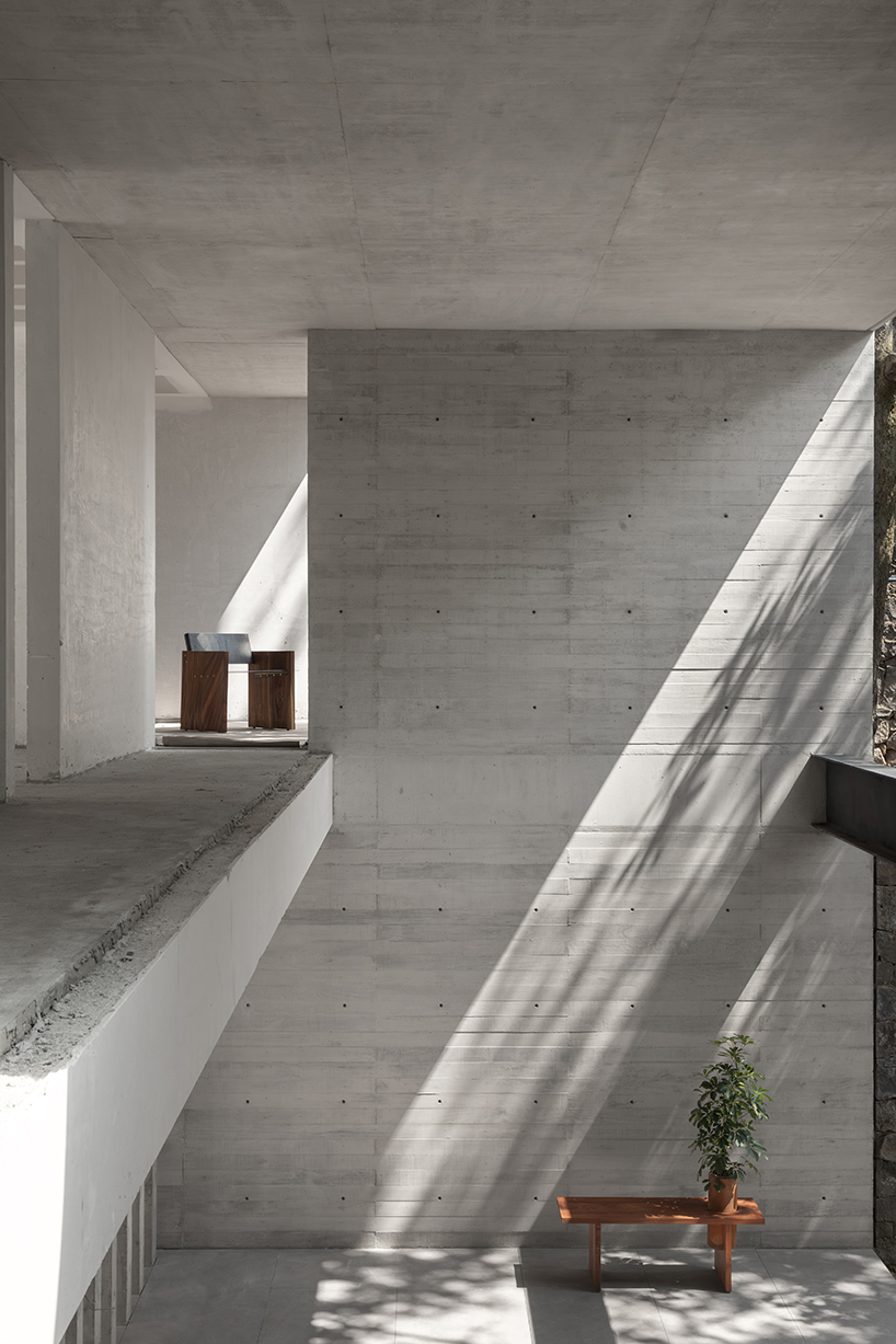 Fragmentos de muebles de madera, Banca Tres y Silla Cuatro, interactúan con espacio, materialidad y luz