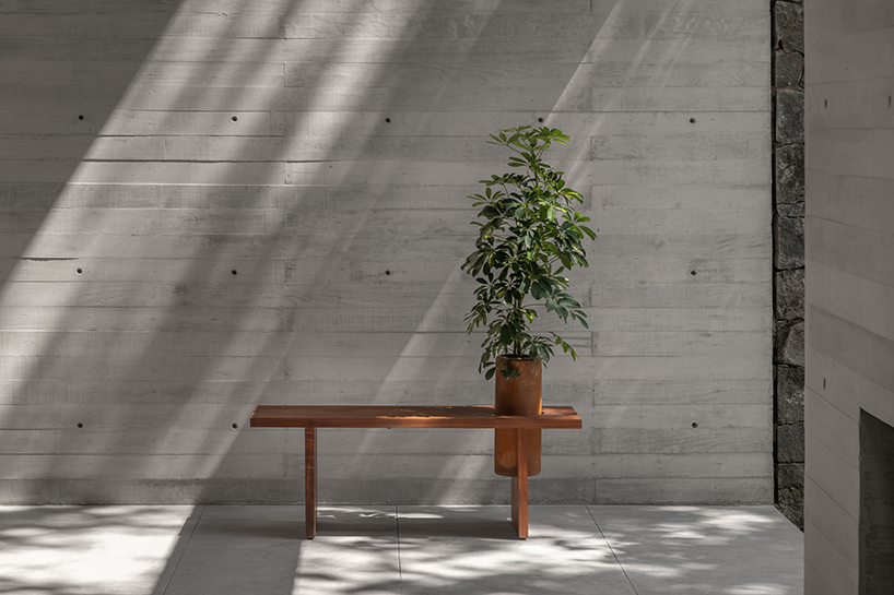 Fragmentos de muebles de madera, Banca Tres y Silla Cuatro, interactúan con espacio, materialidad y luz