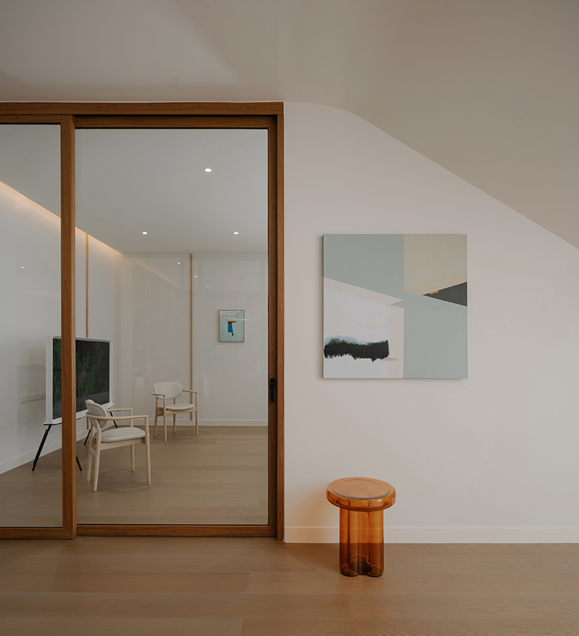 curved concrete volumes interlock through glass hinge to extend oom house in bangkok - 10