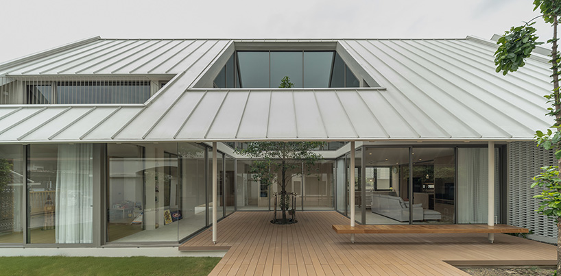 recessed-roof house in bangkok centers living around planted courtyard - 1