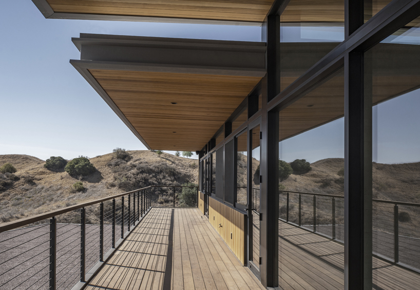 arroyo oak house unfolds elongated zinc and wood volume on the californian mountains