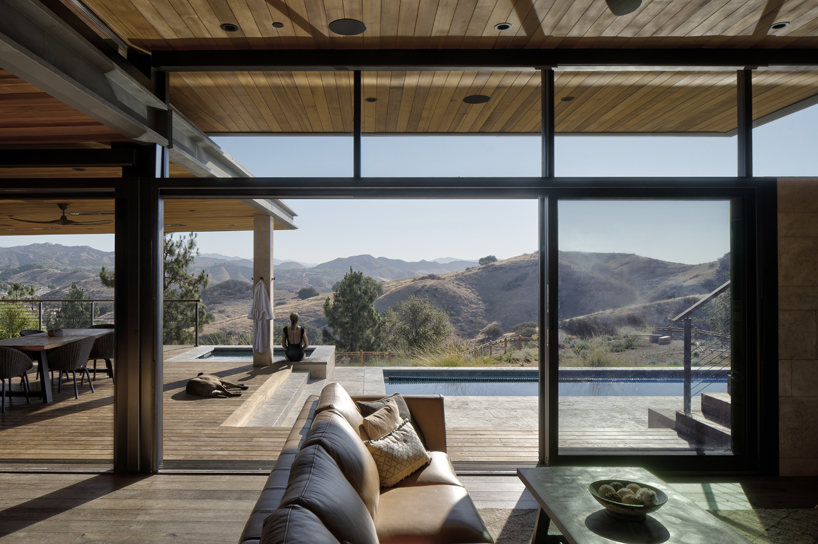 arroyo oak house unfolds elongated zinc and wood volume on the californian mountains