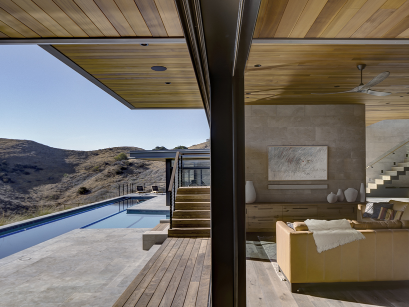 arroyo oak house unfolds elongated zinc and wood volume on the californian mountains